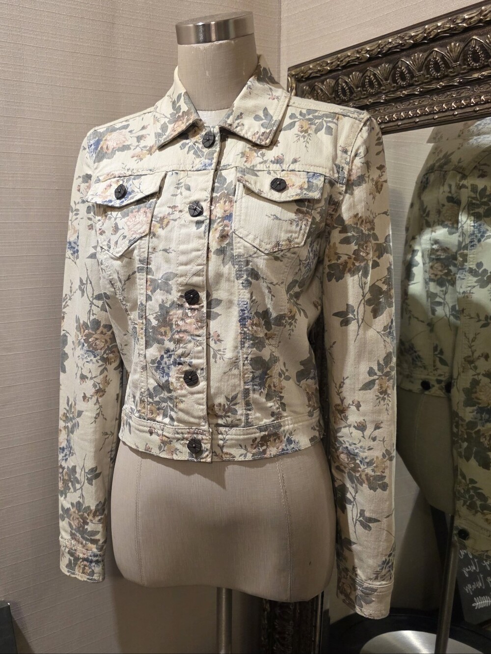 Hot Kiss • 90's Vintage Cream Floral Cropped Denim Jacket.  Sz Med.